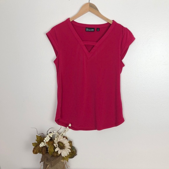 Tops - Women’s bright pink vneck blouse size medium